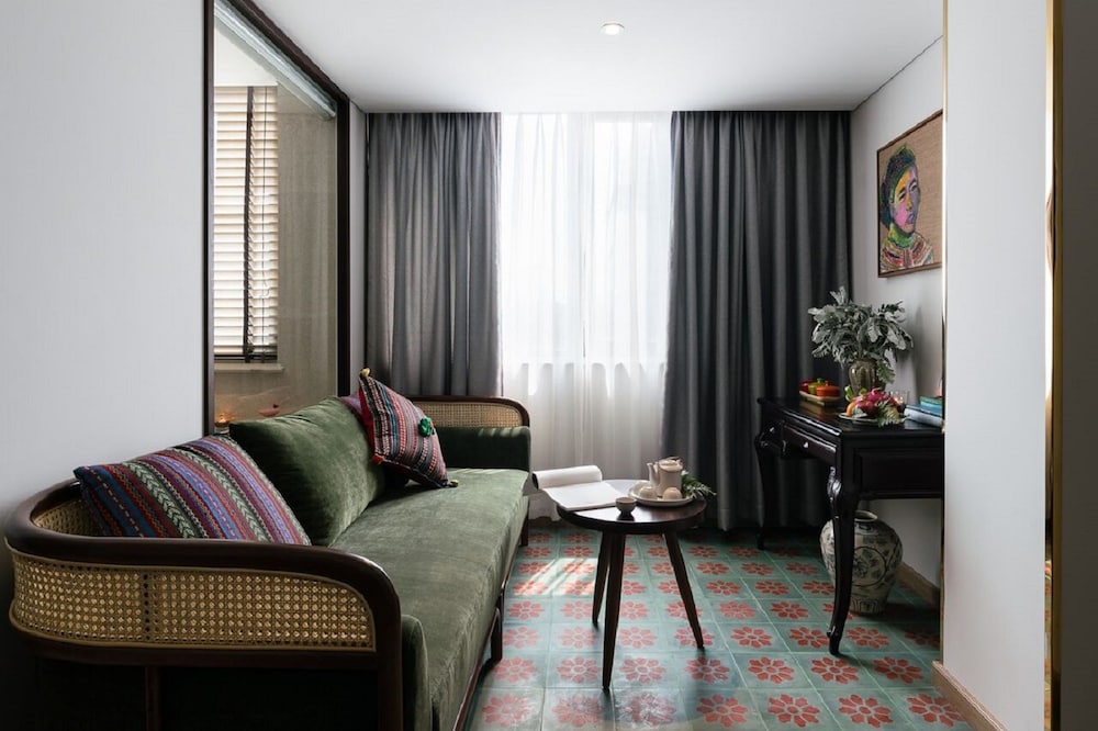 Au Lac Legend Hotel
