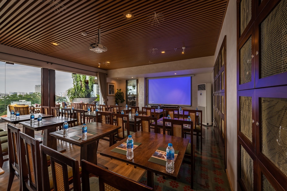 Au Lac Legend Hotel