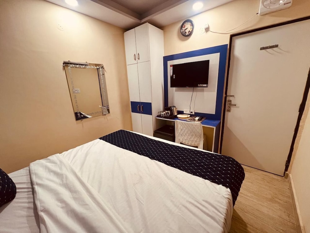 Hotel Metro View Near Adarsh Nagar  Metro Station
