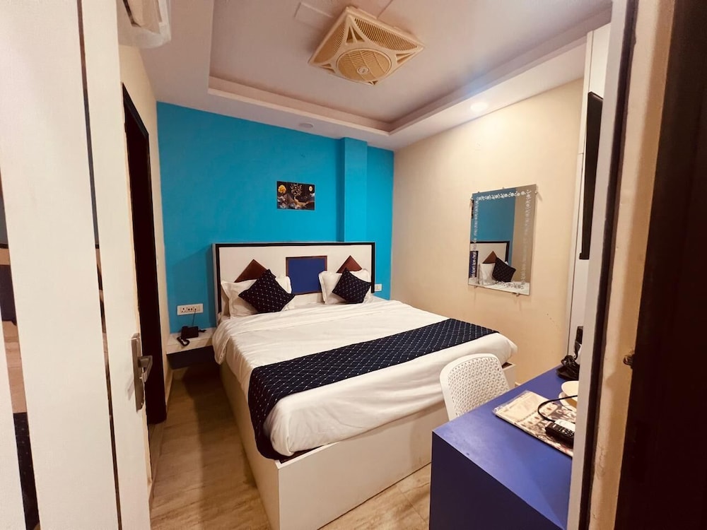 Hotel Metro View Near Adarsh Nagar  Metro Station