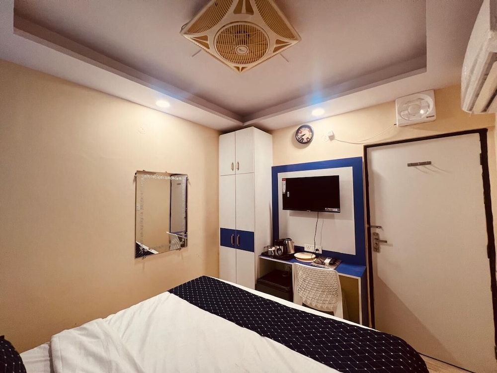 Hotel Metro View Near Adarsh Nagar  Metro Station