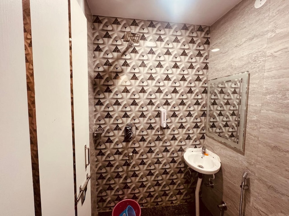 Hotel Metro View Near Adarsh Nagar  Metro Station