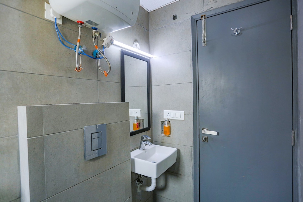 OYO Townhouse 373 Vishwas Nagar