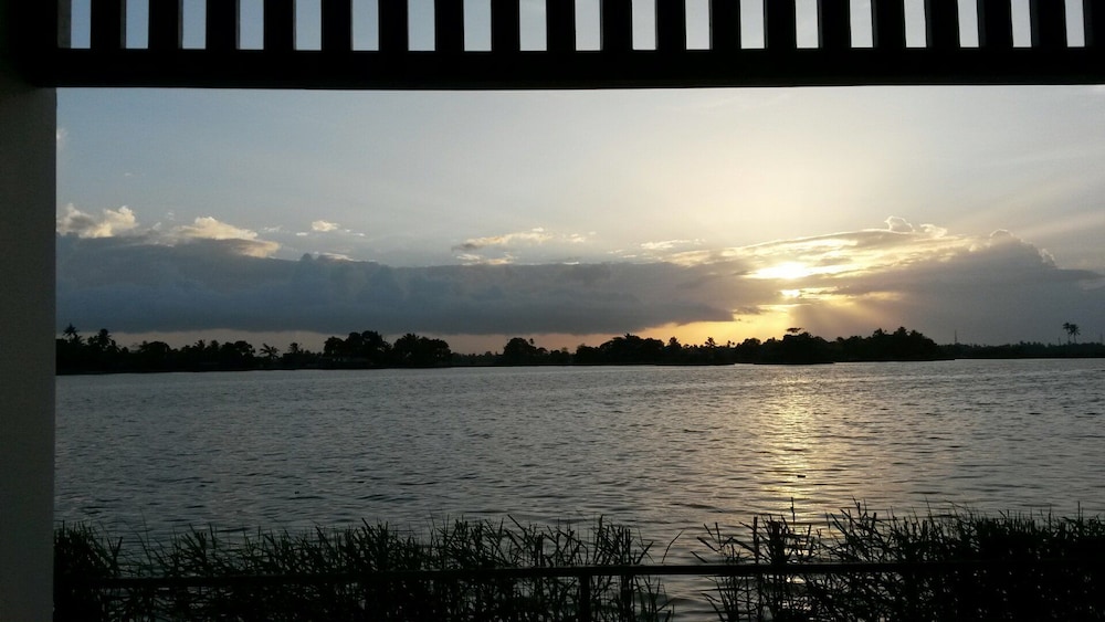 Paloma backwater Resort