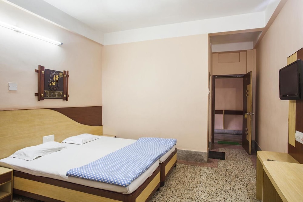 Hotel Lee Garden, 5 min walkable from Blue flag Beach