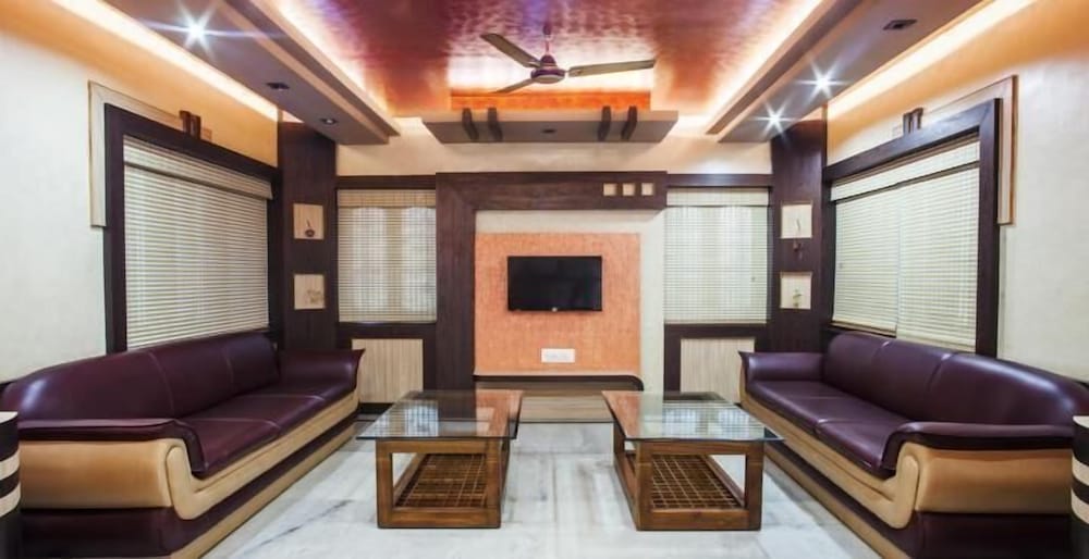 Hotel Lee Garden, 5 min walkable from Blue flag Beach