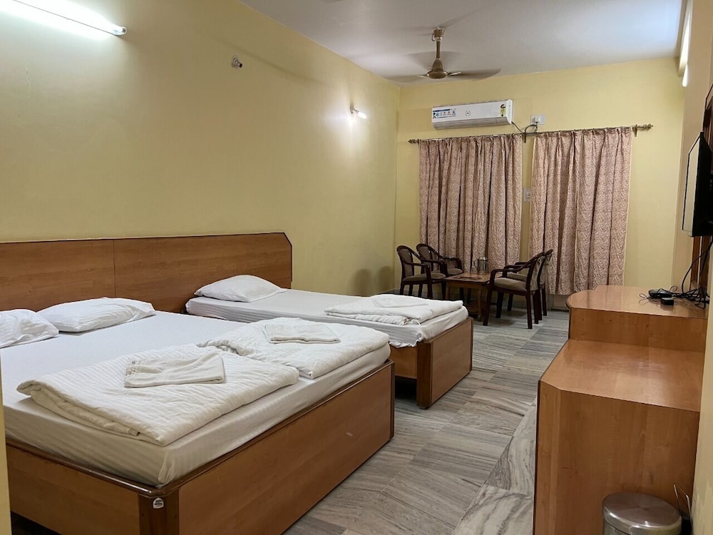 Hotel Lee Garden, 5 min walkable from Blue flag Beach