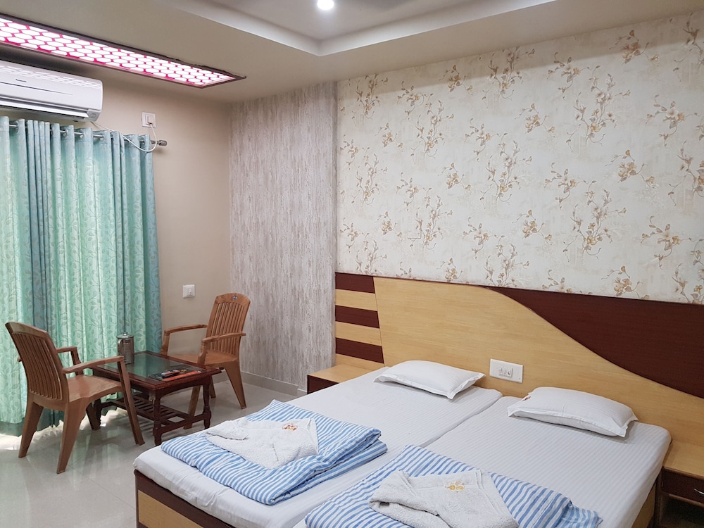 Hotel Lee Garden, 5 min walkable from Blue flag Beach