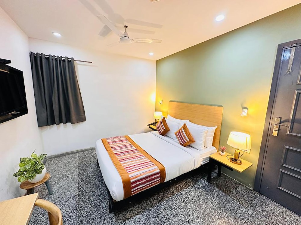 Qotel Comfort Golden Saffron Punjabi Bagh