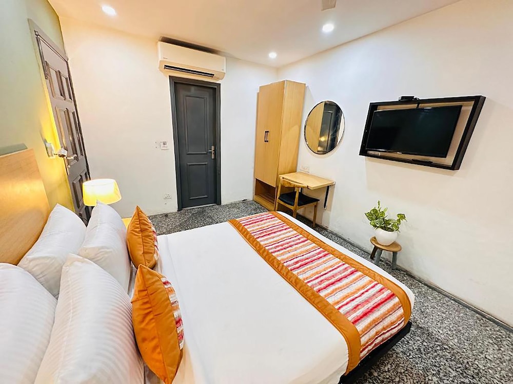 Qotel Comfort Golden Saffron Punjabi Bagh