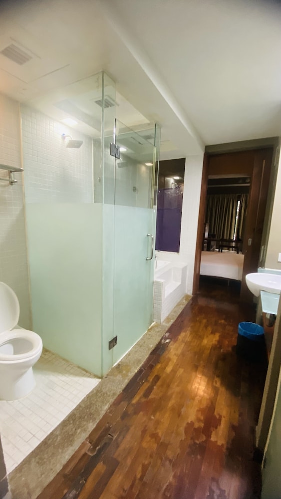 Peninsula Residents All Suite