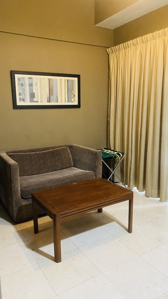 Peninsula Residents All Suite