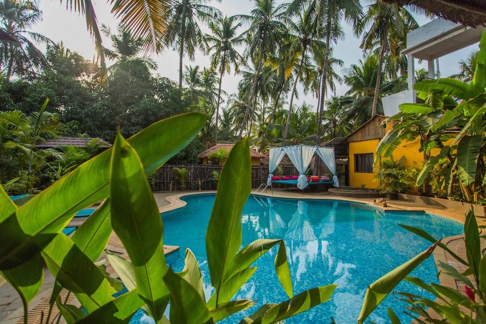 juSTa  Morjim Beach Resort and Spa