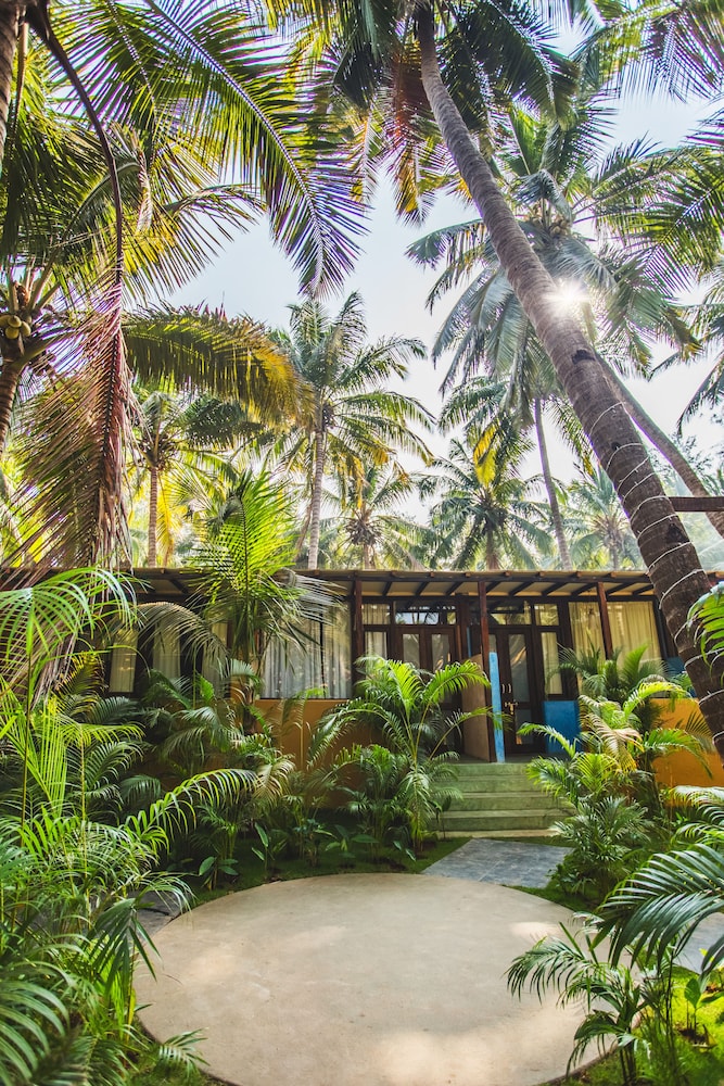 juSTa  Morjim Beach Resort and Spa