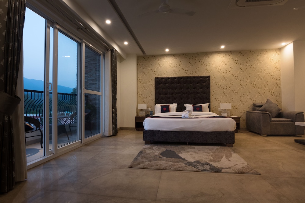 HOLYWATER Hotel by Ganga Kinare (150 mts from Ganga Ghat)