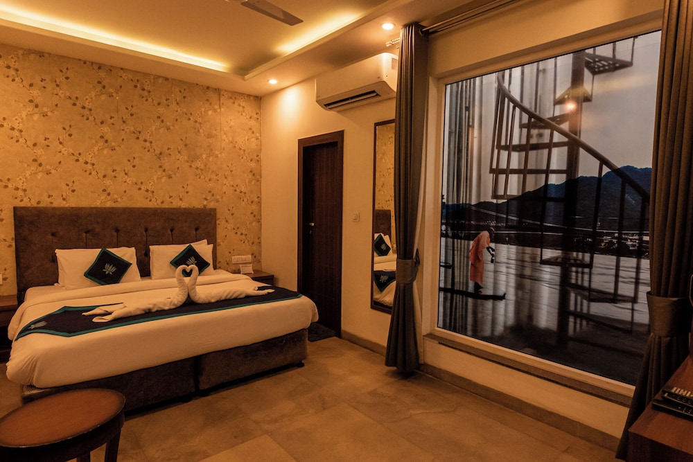 HOLYWATER Hotel by Ganga Kinare (150 mts from Ganga Ghat)