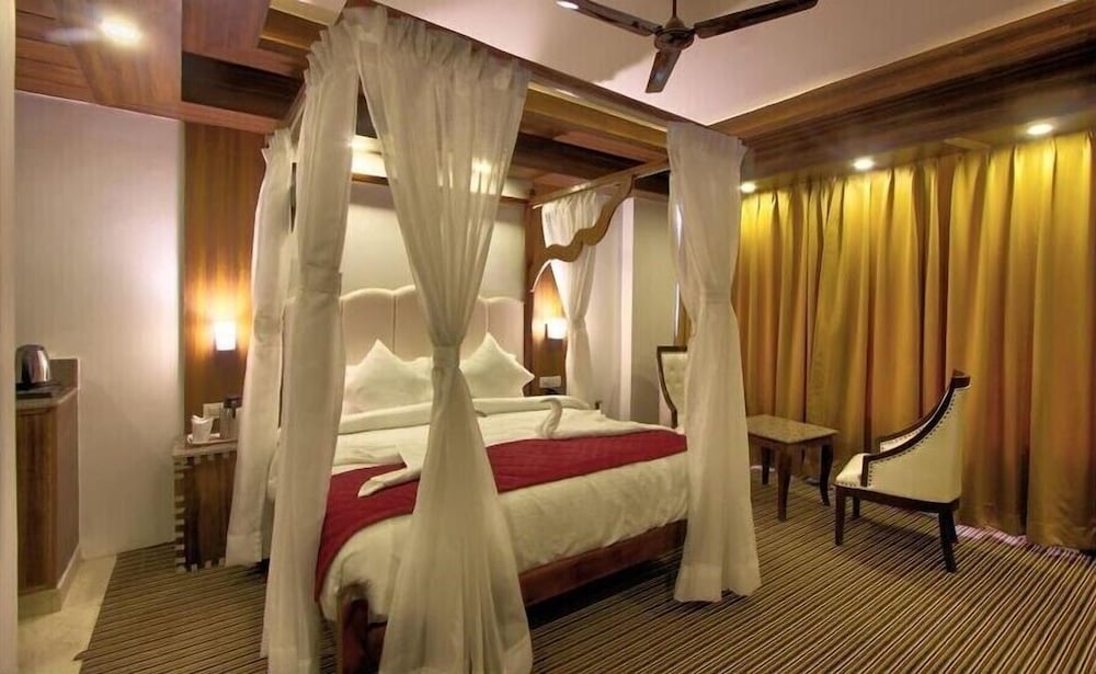 Apple Bud Chalet (All Rooms with Hot and Cold AC) 