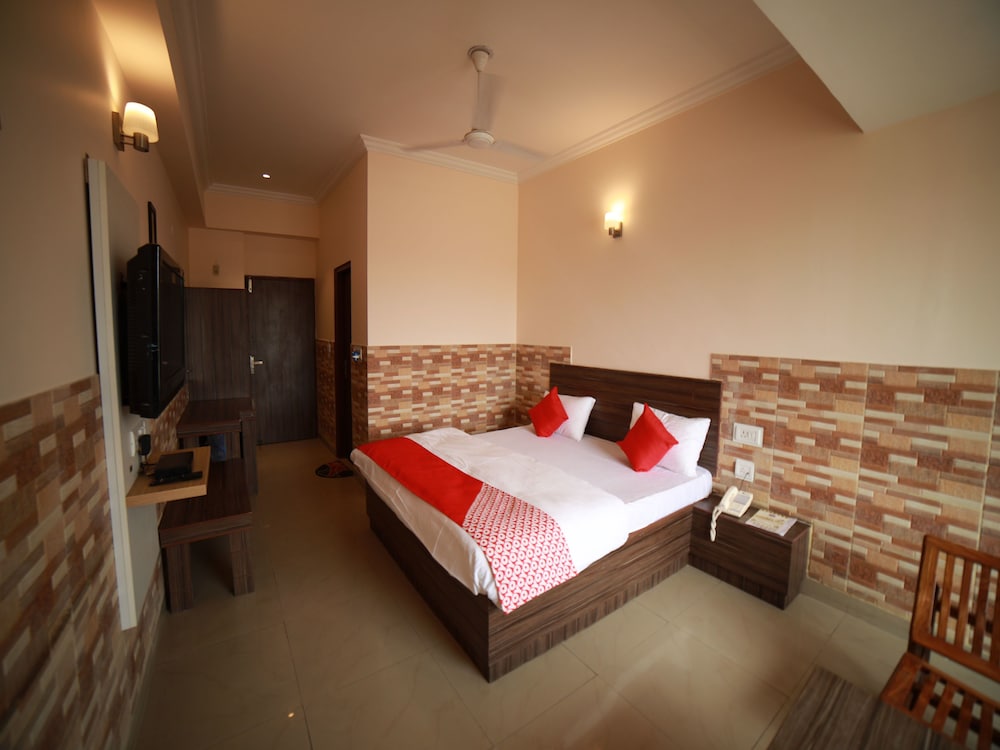 OYO 15561 Corporate Villa