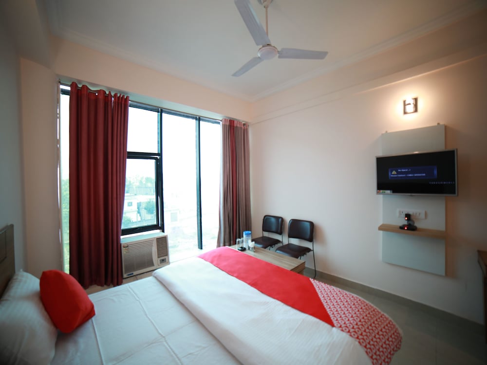 OYO 15561 Corporate Villa