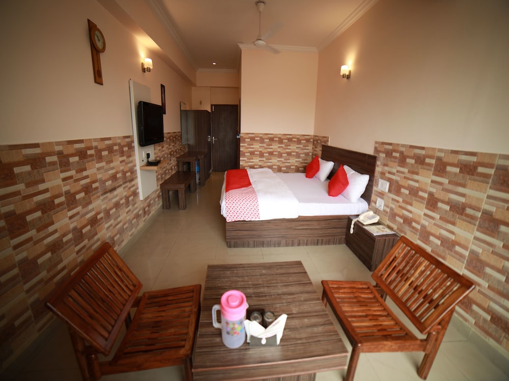 OYO 15561 Corporate Villa
