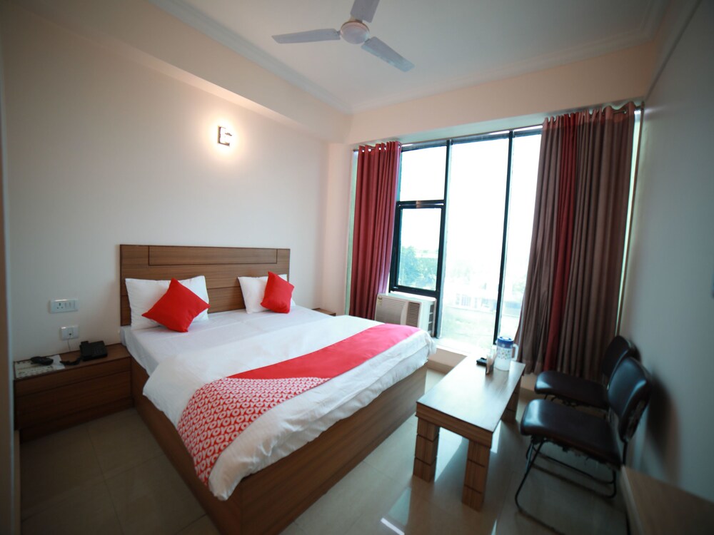 OYO 15561 Corporate Villa