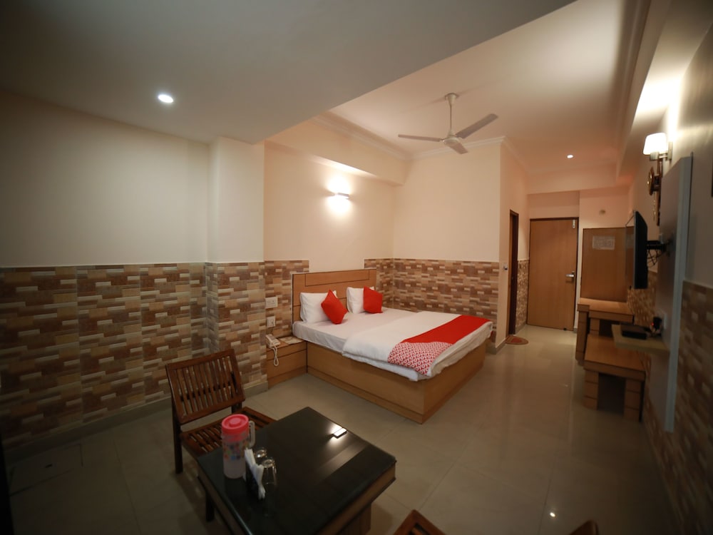 OYO 15561 Corporate Villa