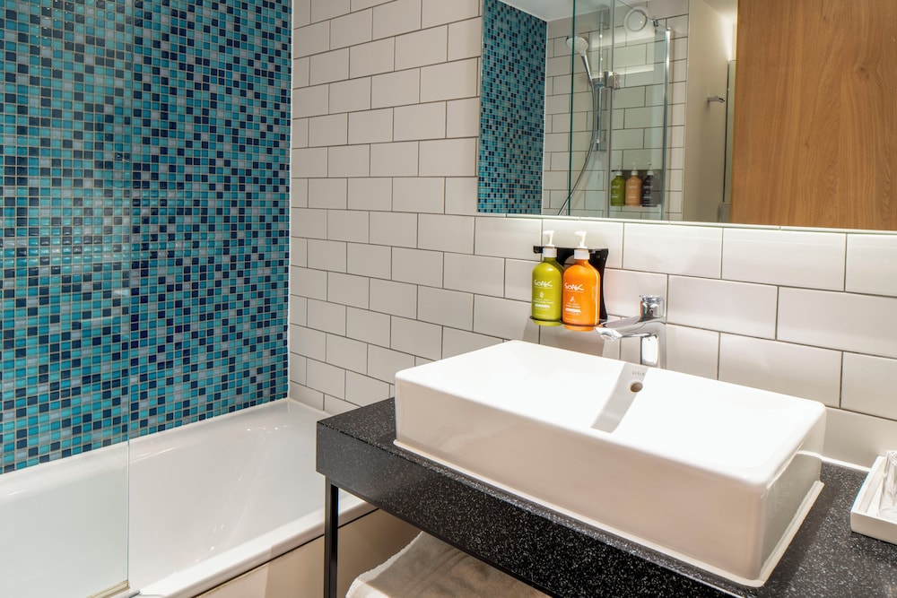 Holiday Inn London Brentford Lock by IHG