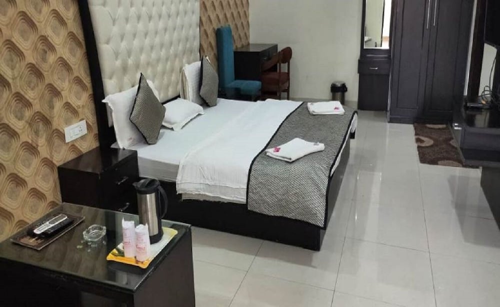 Hotel Mandakini Lush