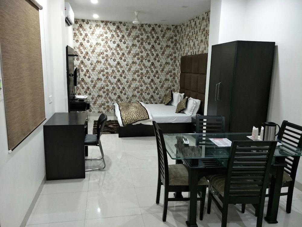 Hotel Mandakini Lush