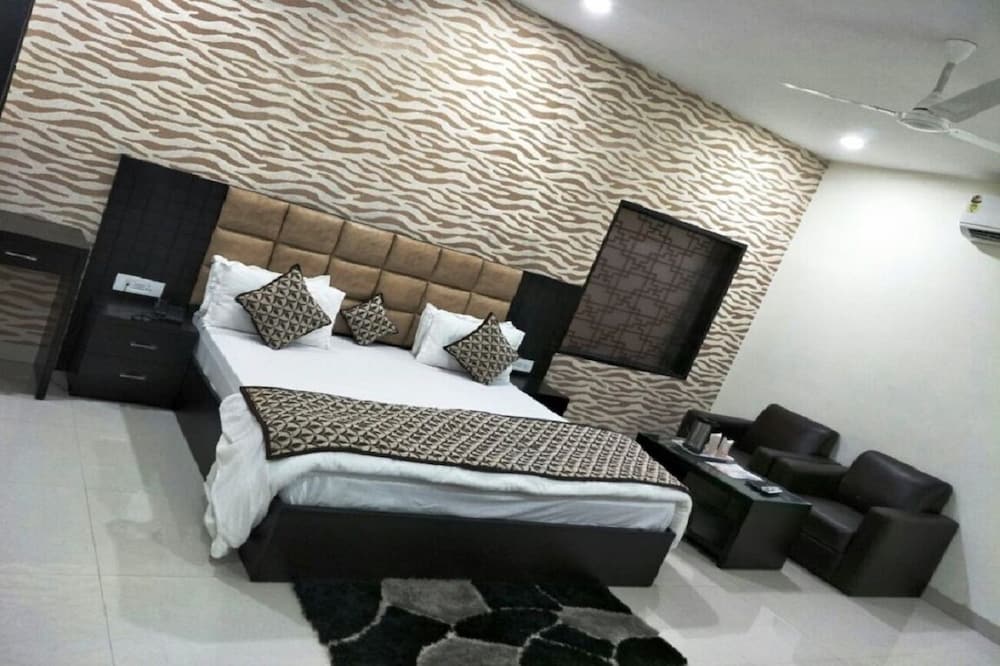 Hotel Mandakini Lush