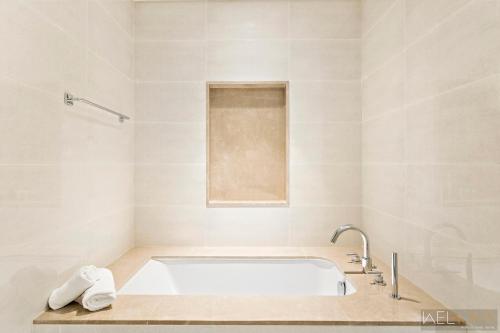WelHome - Luxury Apartment Facing Burj Khalifa With Terrace
