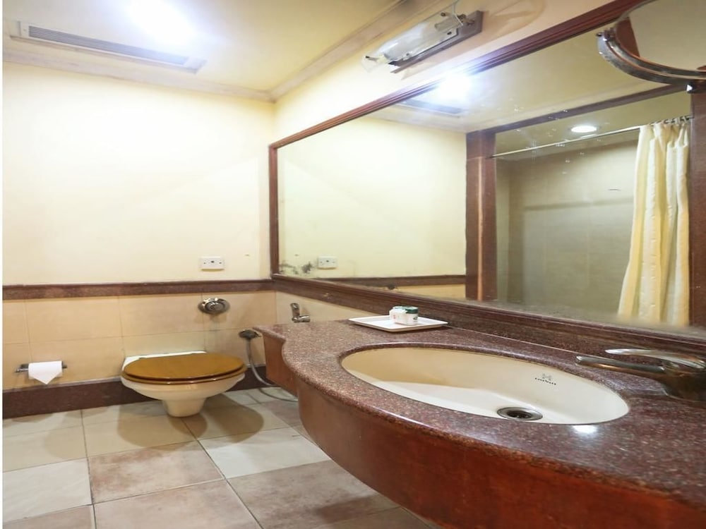 Nirulas Hotel (3 Min Walking Distance From metro Station)