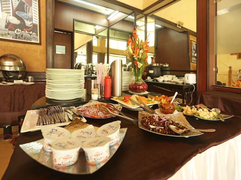 Nirulas Hotel (3 Min Walking Distance From metro Station)