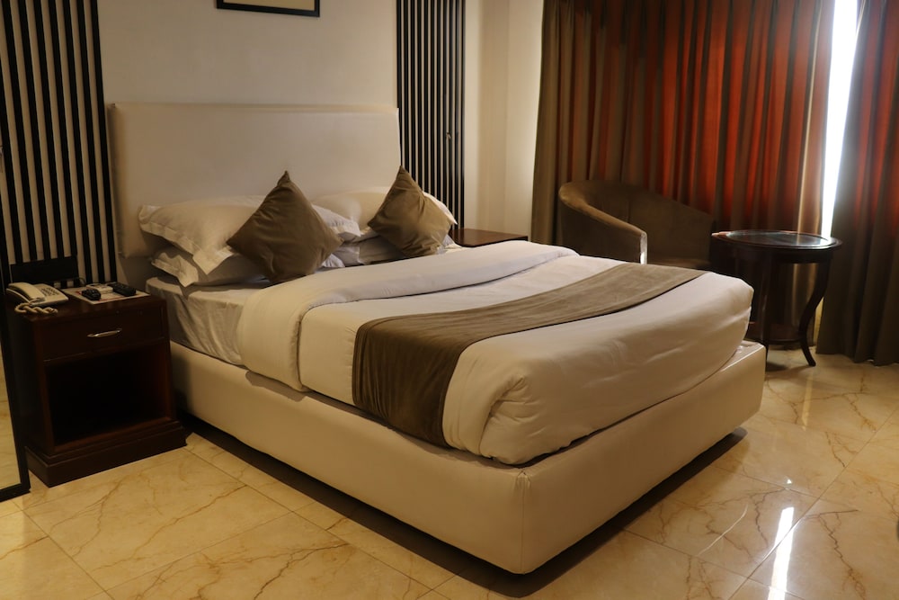 Nirulas Hotel (3 Min Walking Distance From metro Station)