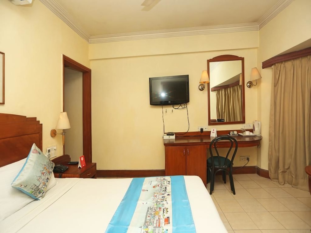 Nirulas Hotel (3 Min Walking Distance From metro Station)