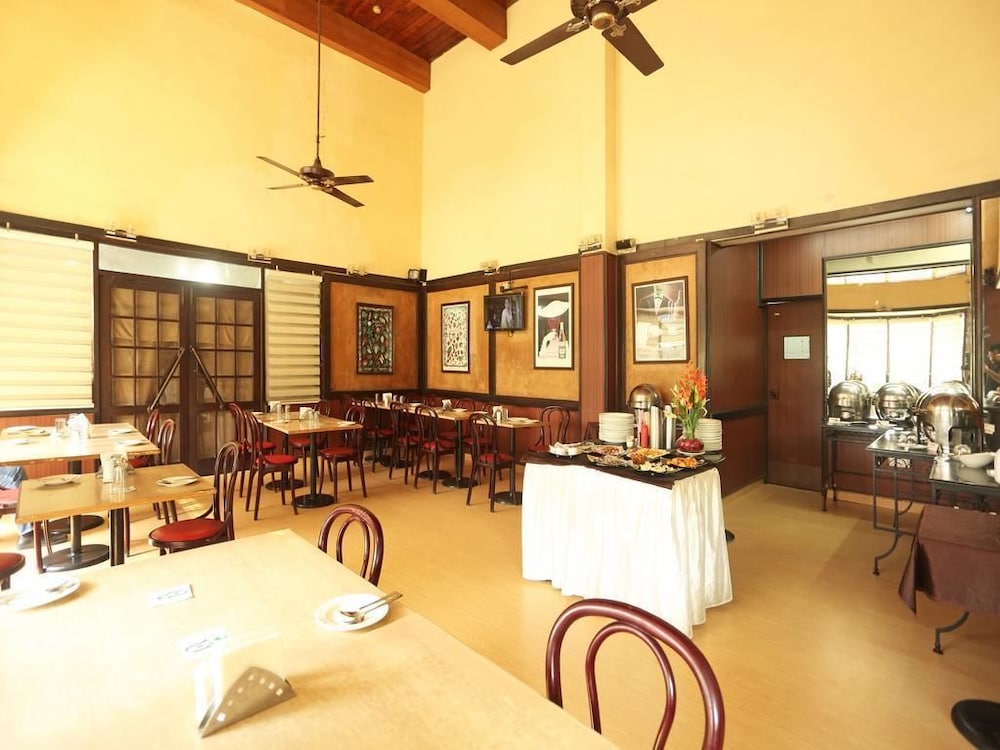 Nirulas Hotel (3 Min Walking Distance From metro Station)