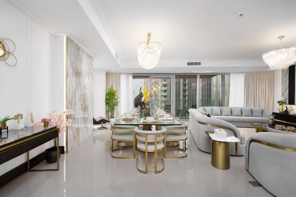 Ultra Chic High-floor Apt w Direct Burj Khalifa Fountains Views