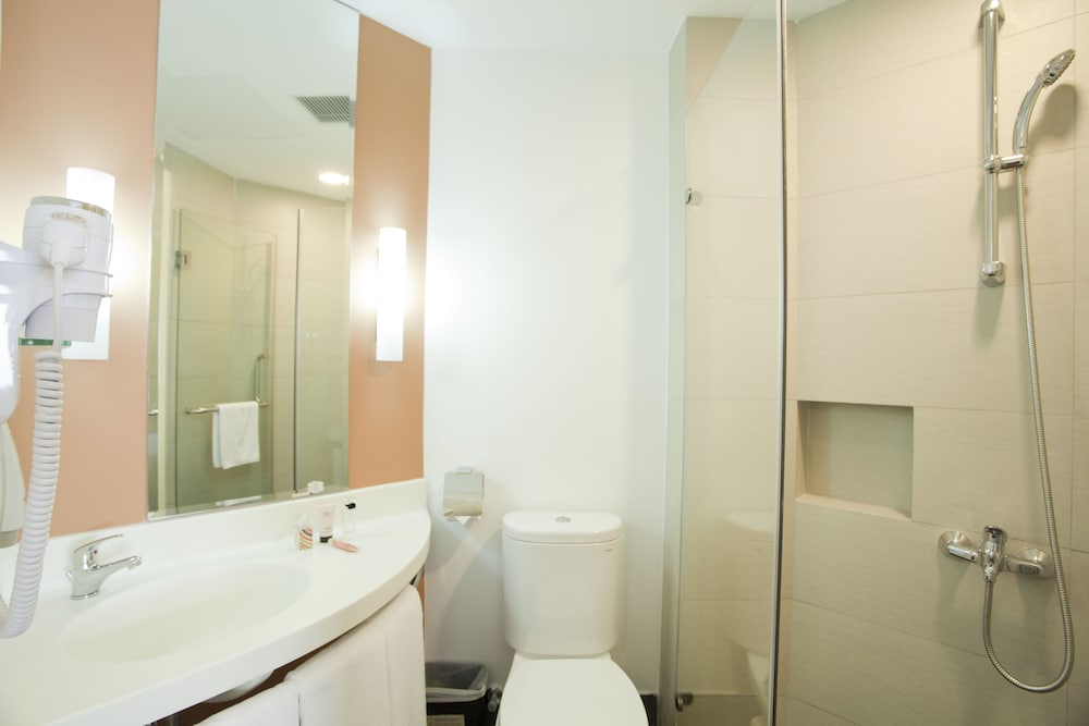 ibis Saigon South