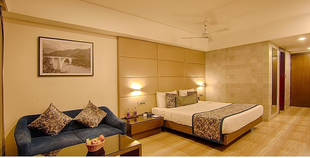 Voyage Milestone Hotel & Banquet