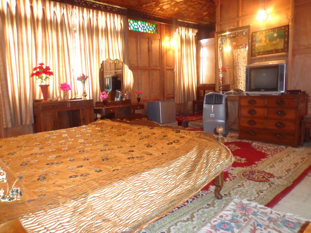 Alif Laila Group of Houseboats