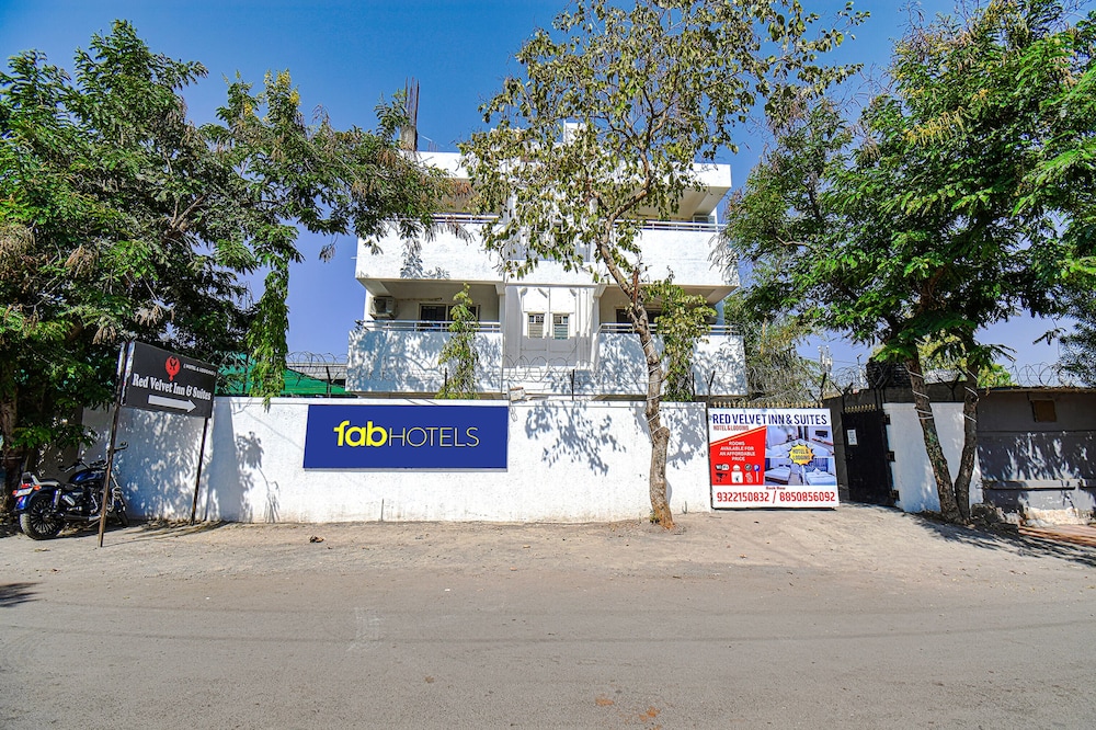 FabHotel Red Velvet Inn & Suites