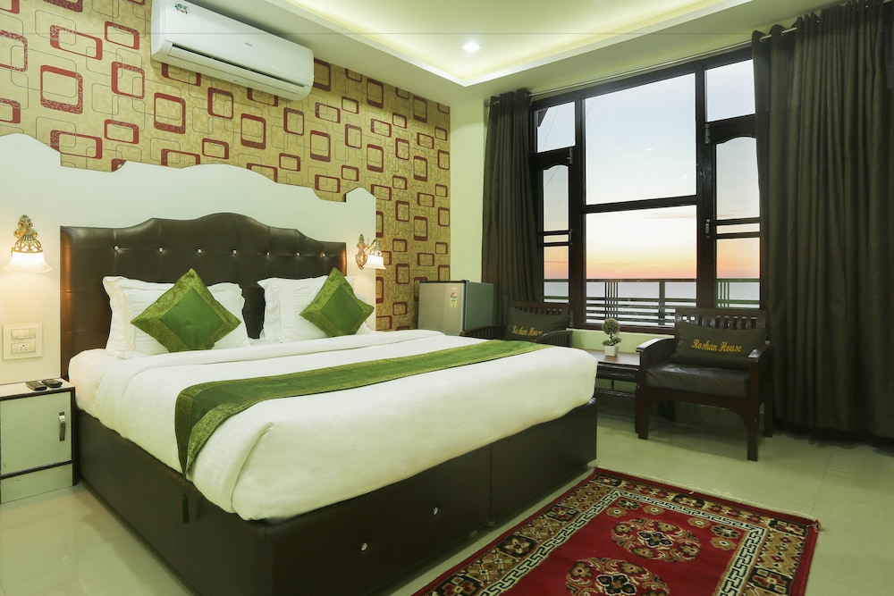 Treebo Roshan House With Valley View	