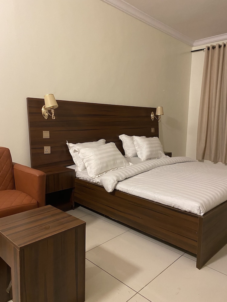 Posh Hotel And Suites