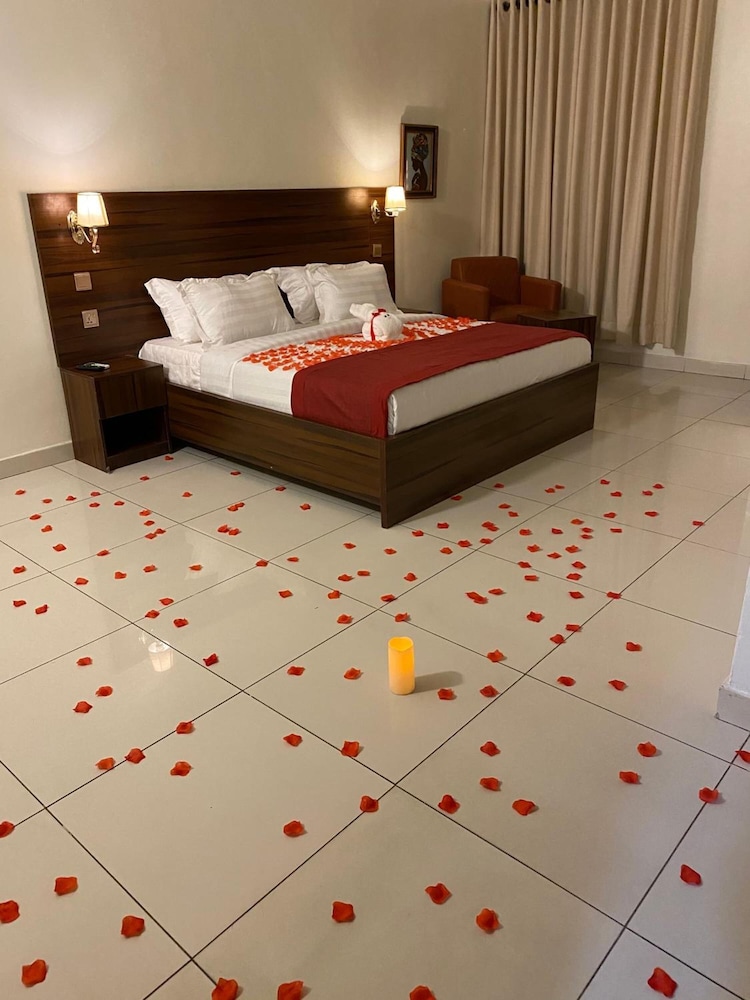 Posh Hotel And Suites