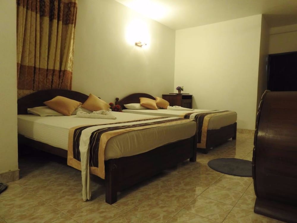 OAK WOOD INN KANDY HOTEL
