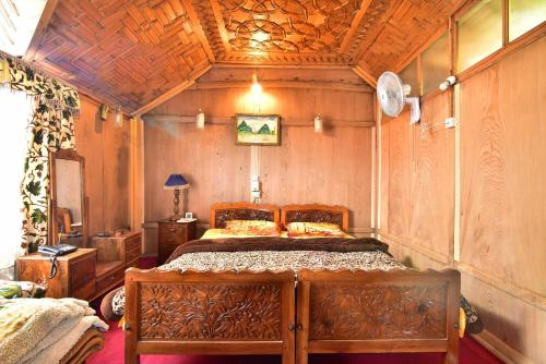 Houseboat Omars Ruby Yacht