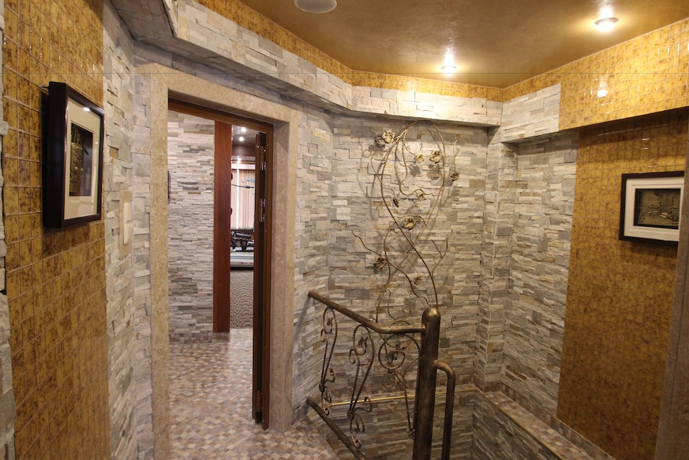 Uyut Hotel