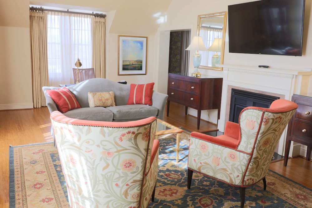 Hotel Roanoke & Conference Ctr, Curio Collection by Hilton 