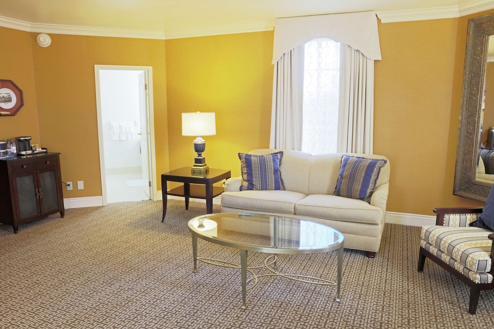 Hotel Roanoke & Conference Ctr, Curio Collection by Hilton 
