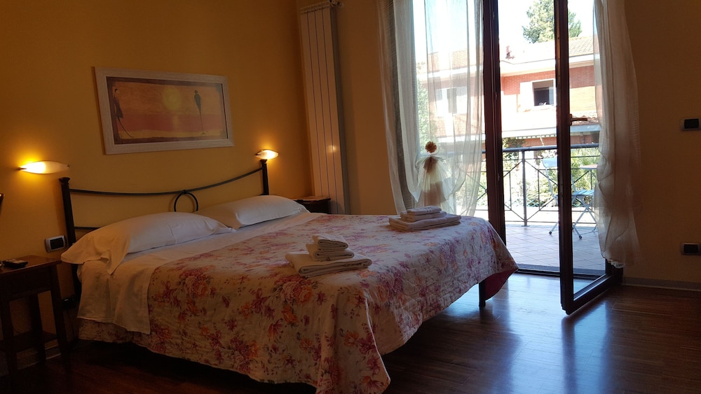 Aurelia Garden Gold Bed & Breakfast